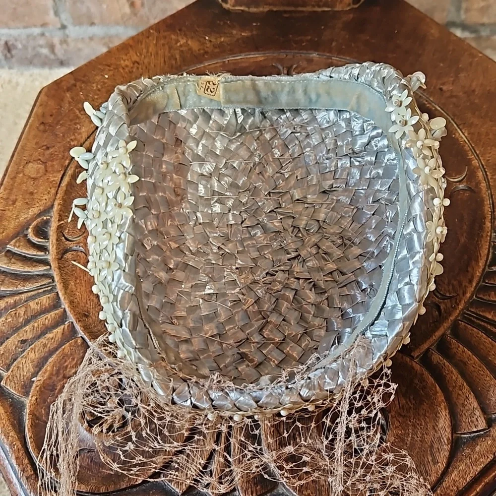 Vintage straw, beaded hat with netted tie from the 1940s or 1950s - Picture 7 of 8